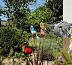 Hozelock 2477H Duvarda ve Yerde Kullanılabilen 50 m Hortumlu 60 m Kapasiteli Hortum Toplama Sarma Makara Seti