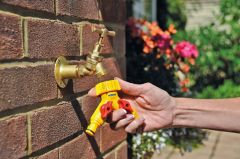 Hozelock 2256H Çift Yönlü Vanalı Musluk Bağlantısı 1/2″ – 3/4″