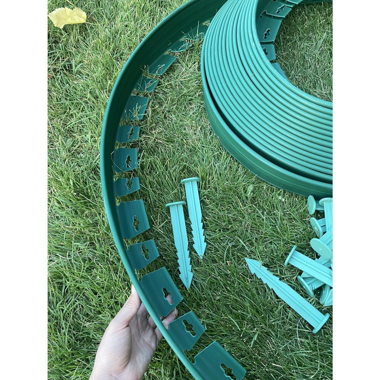 Yeşil Çim Ayırıcı Peyzaj Sınırlayıcı Toprak Ayıracı Yeşil 25 Metre Çim Şekillendirici 50 Adet Kazık